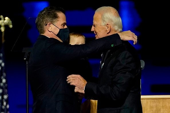 Le président élu Joe Biden et son fils Hunter Biden le 7 novembre 2020 à Wilmington, Delaware. | Photo : Getty Images