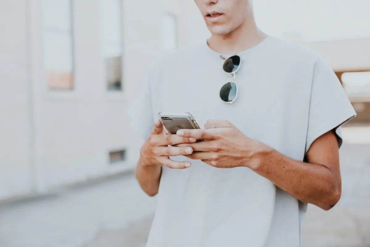 Ein Mann nutzt sein Handy. | Source: Unsplash