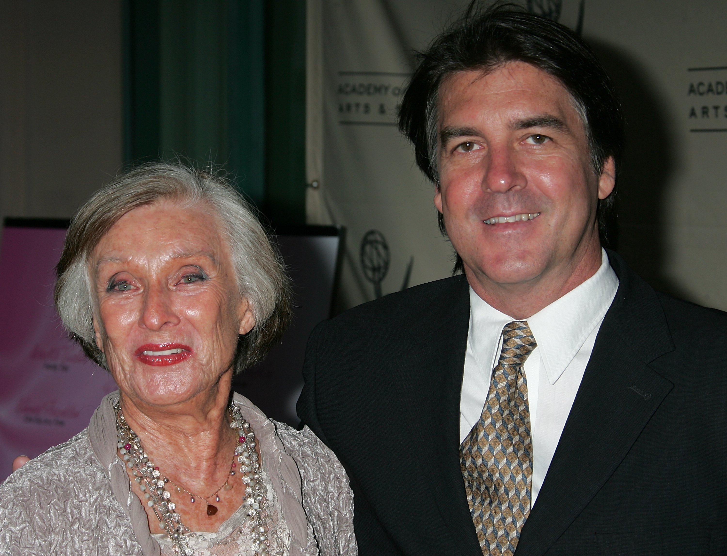 Cloris Leachman und ihr Sohn George Englund Jr. nehmen am 6. Mai 2008 in North Hollywood, Kalifornien, an "A Mother's Day Salute to TV Moms" an der Academy of Television Arts & Sciences teil. | Quelle: Getty Images