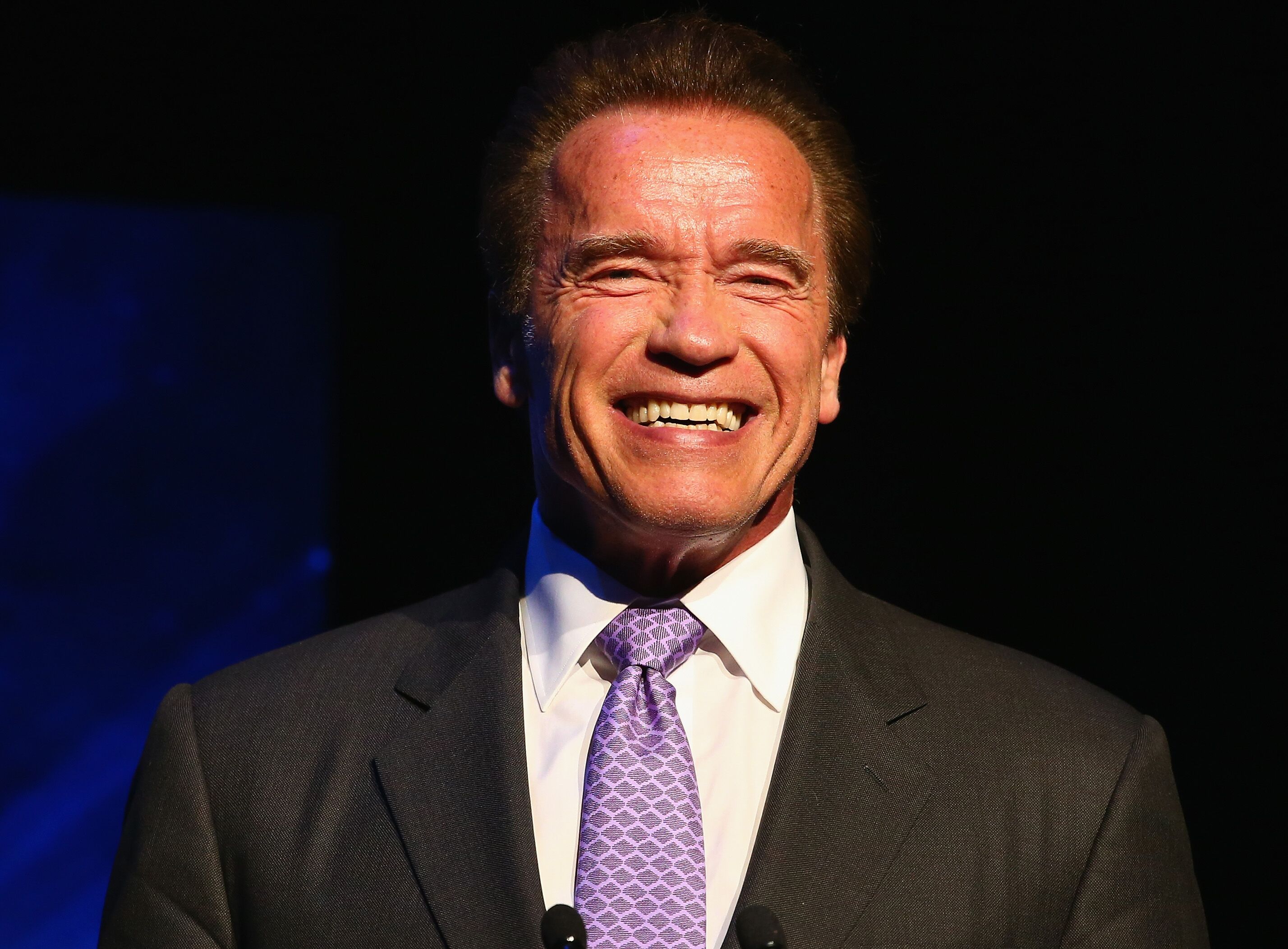 Arnold Schwarzenegger s'exprime sur la scène lors de la Arnold Classic Australia au centre de conventions et d'expositions. | Photo : Getty Images