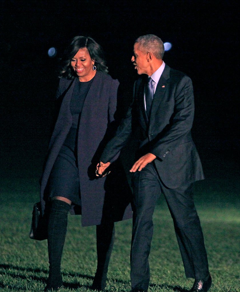 President Barack Obama and First Lady Michelle Obama walk from Marine One to the White House after a day of campaigning for Hillary Rodham Clinton on November 7, 2016 | Photo: Getty Images