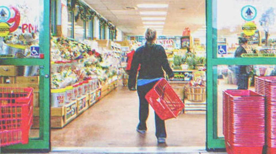Woman entering a grocery in anger | Source: Shutterstock