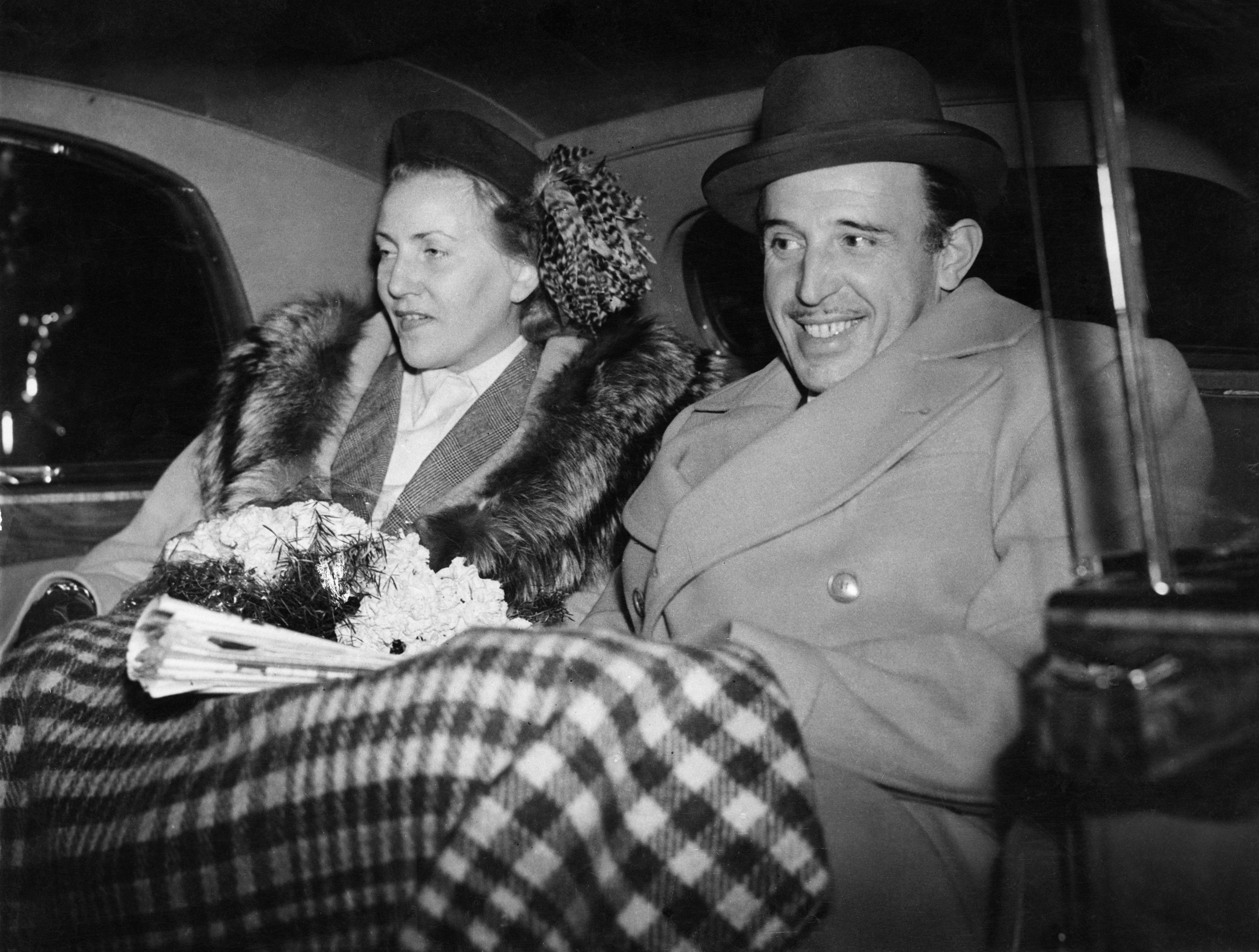 Jaime de Borbón, duque de Segovia en Londres con su esposa, la duquesa de Segovia, el 18 de noviembre de 1949.  | Foto: Getty Images