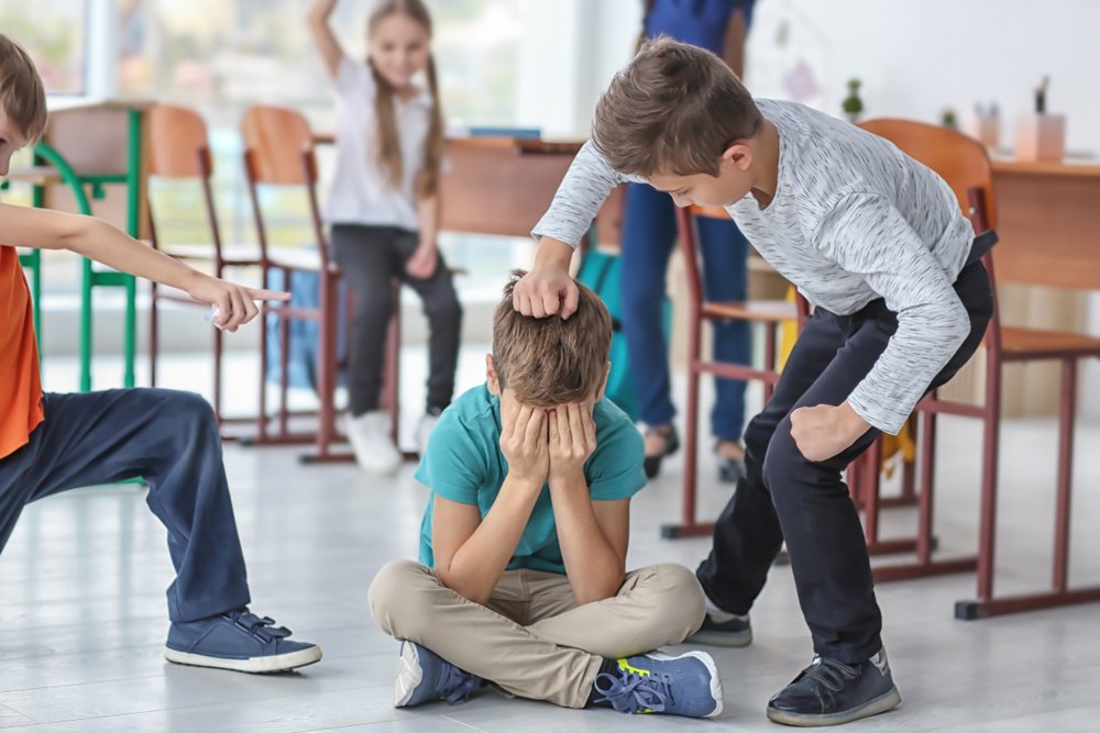 Un enfant harcelé par ses camarades de classe. | Photo : Shutterstock