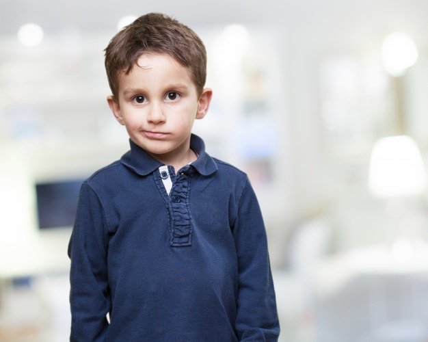 Photo of young boy with an awkward pose | Photo: Freepik