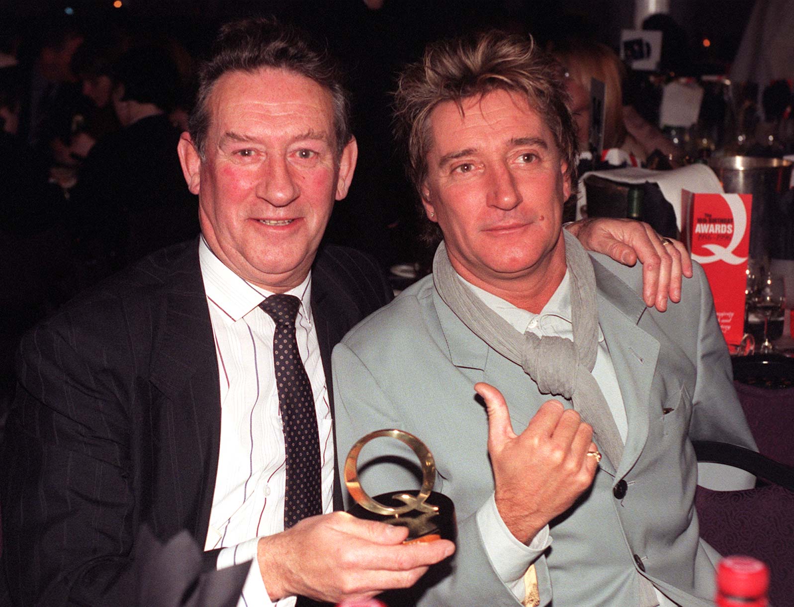 Rod Stewart and his older brother Donnie at the O Magazine Awards in London on November 8, 1996 | Source: Getty Images