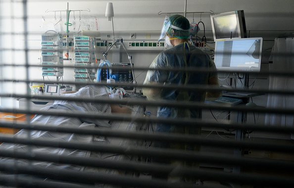 Un agent de santé s'occupe d'un patient atteint du Covid-19 dans l'unité de soins intensifs de l'hôpital Robert Bosch.|Photo : Getty Images