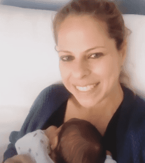 La artista Pastora Soler con su hija Vega en brazos, enviándole un mensaje a sus fanáticos. | Foto: Instagram/ pastora_soler