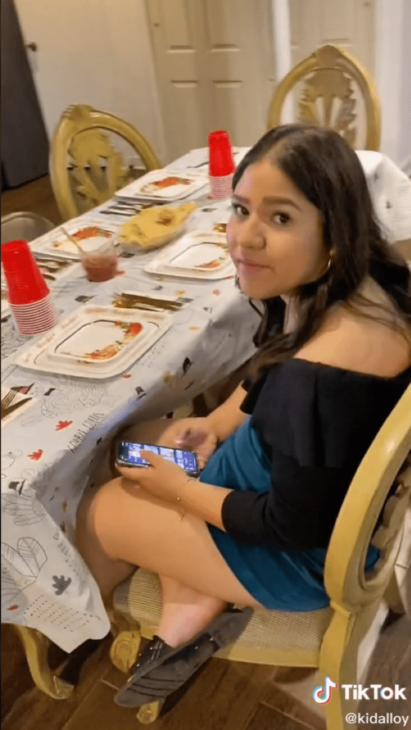 Frau wurde zu Friendsgiving von ihren Freund*innen enttäuscht. | Quelle: Tiktok.com/kidalloy