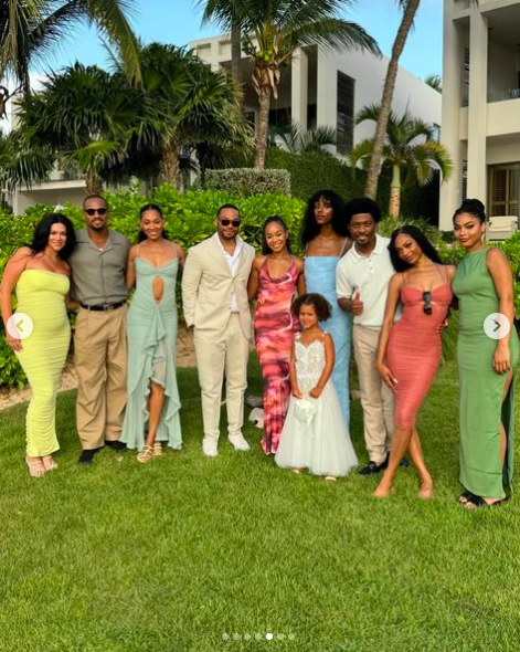 Eddie Murphy and Paige Butcher's loved ones posing for a photo at their wedding, posted on July 12, 2024 | Source: Instagram/theybf_daily