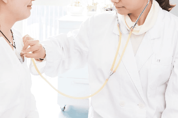 Doctora auscultando a un paciente. | Foto: Piqsels Doctora auscultando a un paciente. | Foto: Piqsels