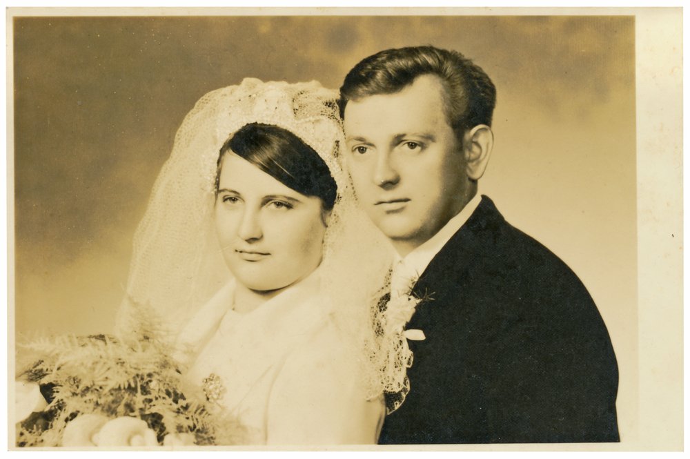 Foto antigua de una pareja el día de su boda. | Foto: Shutterstock