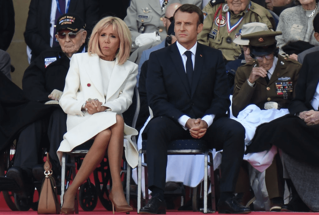 Le Président Français Emmanuel Macron et la Première Dame Brigitte Macron, entourés de vétérans du Jour J et de Normandie, lors de la cérémonie commémorative franco-américaine du 75e anniversaire du Jour J au cimetière américain de Normandie à Colleville-sur-Mer. Le jeudi 6 juin 2019, à Colleville-sur-Mer, en Normandie, France. | Photo : Getty Images Le Président Français Emmanuel Macron et la Première Dame Brigitte Macron, entourés de vétérans du Jour J et de Normandie, lors de la cérémonie commémorative franco-américaine du 75e anniversaire du Jour J au cimetière américain de Normandie à Colleville-sur-Mer. Le jeudi 6 juin 2019, à Colleville-sur-Mer, en Normandie, France. | Photo : Getty Images