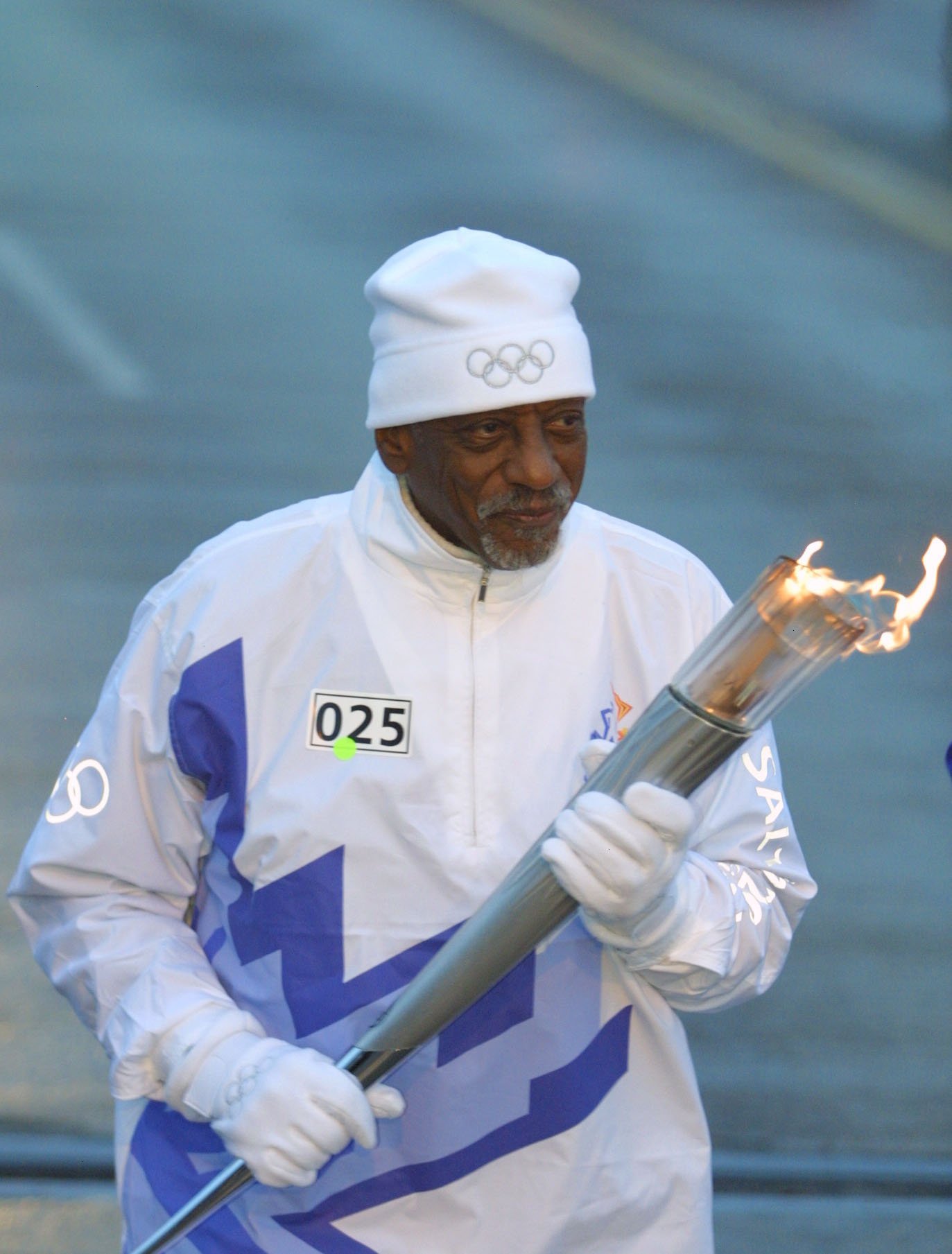 Harrison Dillard, an Olympic hurdler in the 1948 and 1952 Olympics, carries the Olympic Flame during the 2002 Salt Lake Olympic Torch Relay in Cleveland, Ohio | Photo: Getty Images