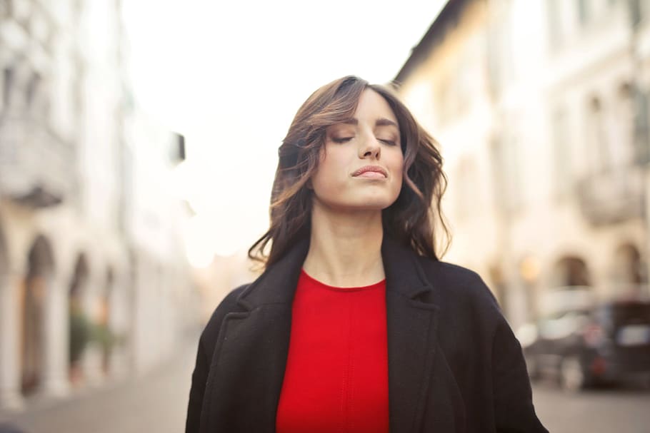 Mujer usando un blazer negro con camiseta roja debajo. | Foto: PxFuel