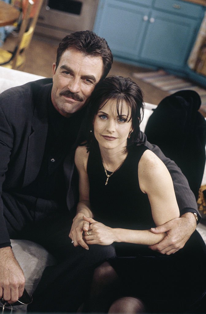 Tom Selleck and Courtney Cox pictured on the set of "Friends," season 2, episode 15. | Photo: Getty Images
