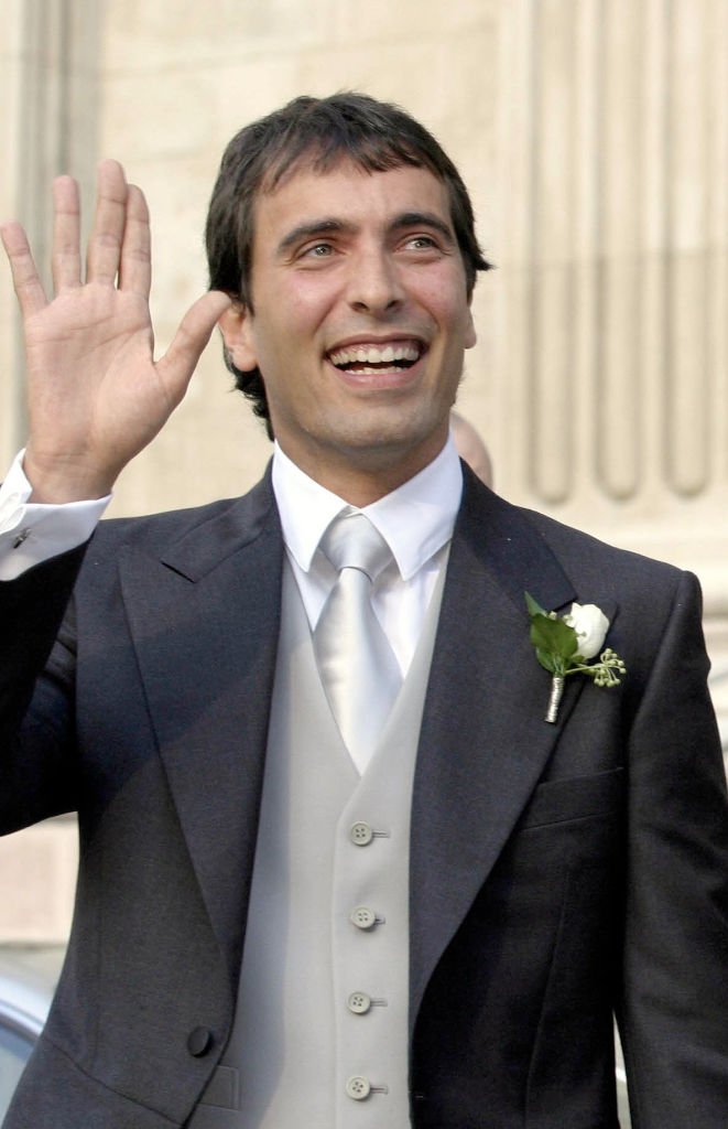 Carlo Ponti Jr quitte la basilique Saint-Étienne avec son épouse Andrea Meszaros le 18 septembre 2004 | Photo : Images