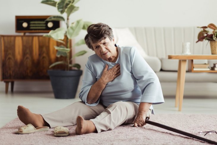 Persona sufriendo ataque cardíaco / Imagen tomada de: Shutterstock