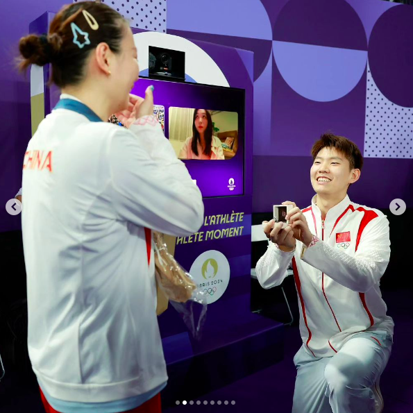 Liu Yuchen proposing to Huang Ya Qiong during the Paris Olympics, posted on August 3, 2024 | Source: Instagram/hyq28