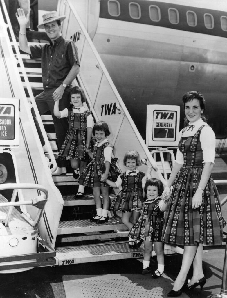  Pat and Shirley Boone with their daughters Cherry, Lindy, Debby, and Laury in 1959 | Source: Getty Images