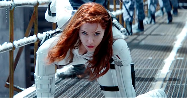 Scarlett Johannson in "Black Widow", 2021 | Photo: youtube.com/ScreenJunkies 