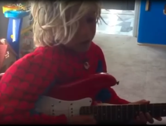 Kingston Rossdale playing the guitar when he was younger, posted on May 26, 2024 | Source: Instagram/gwenstefani