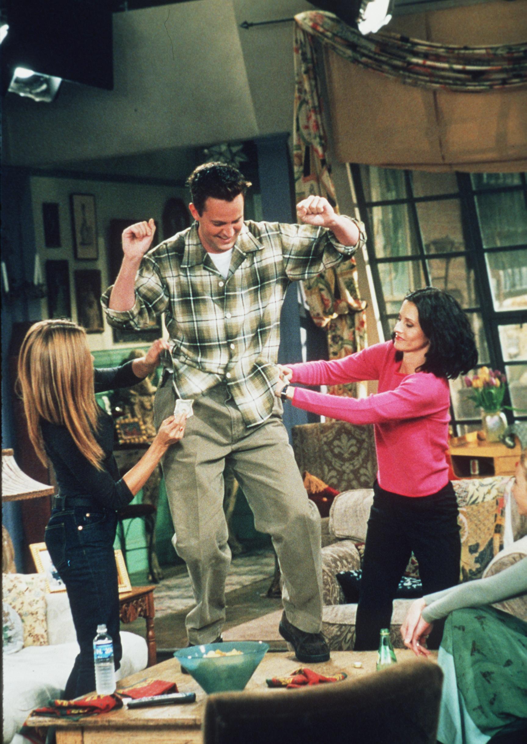 Matthew Perry, Jennifer Aniston, and Courteney Cox in a 1999 episode of "Friends." | Source: Getty Images.
