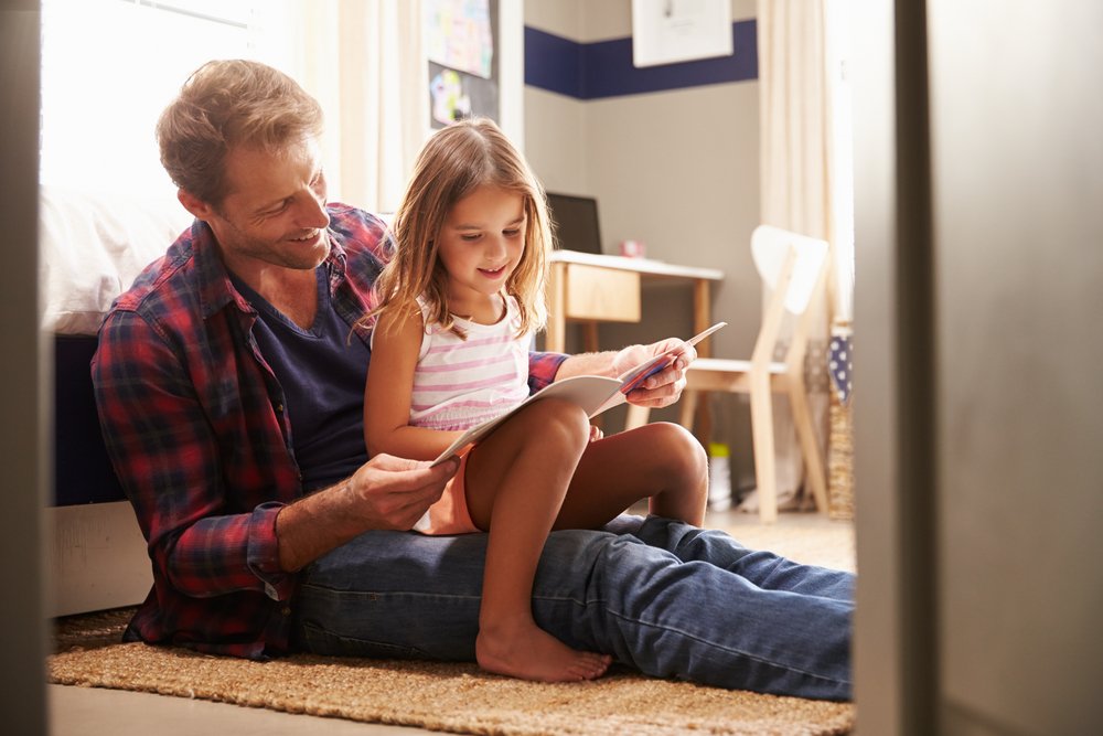 Padre con su hija. | Foto: Shutterstock