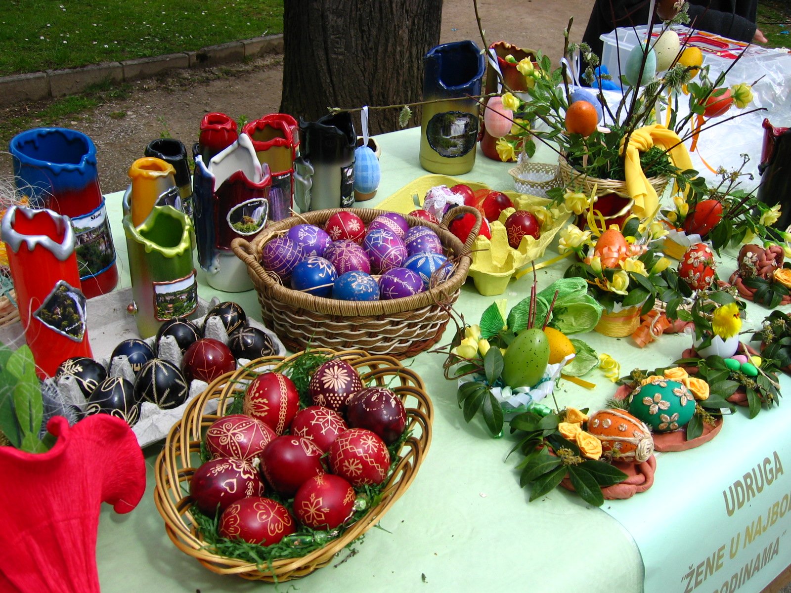 Canastas de huevos decorados para Pascua. | Imagen: Wikimedia Commons