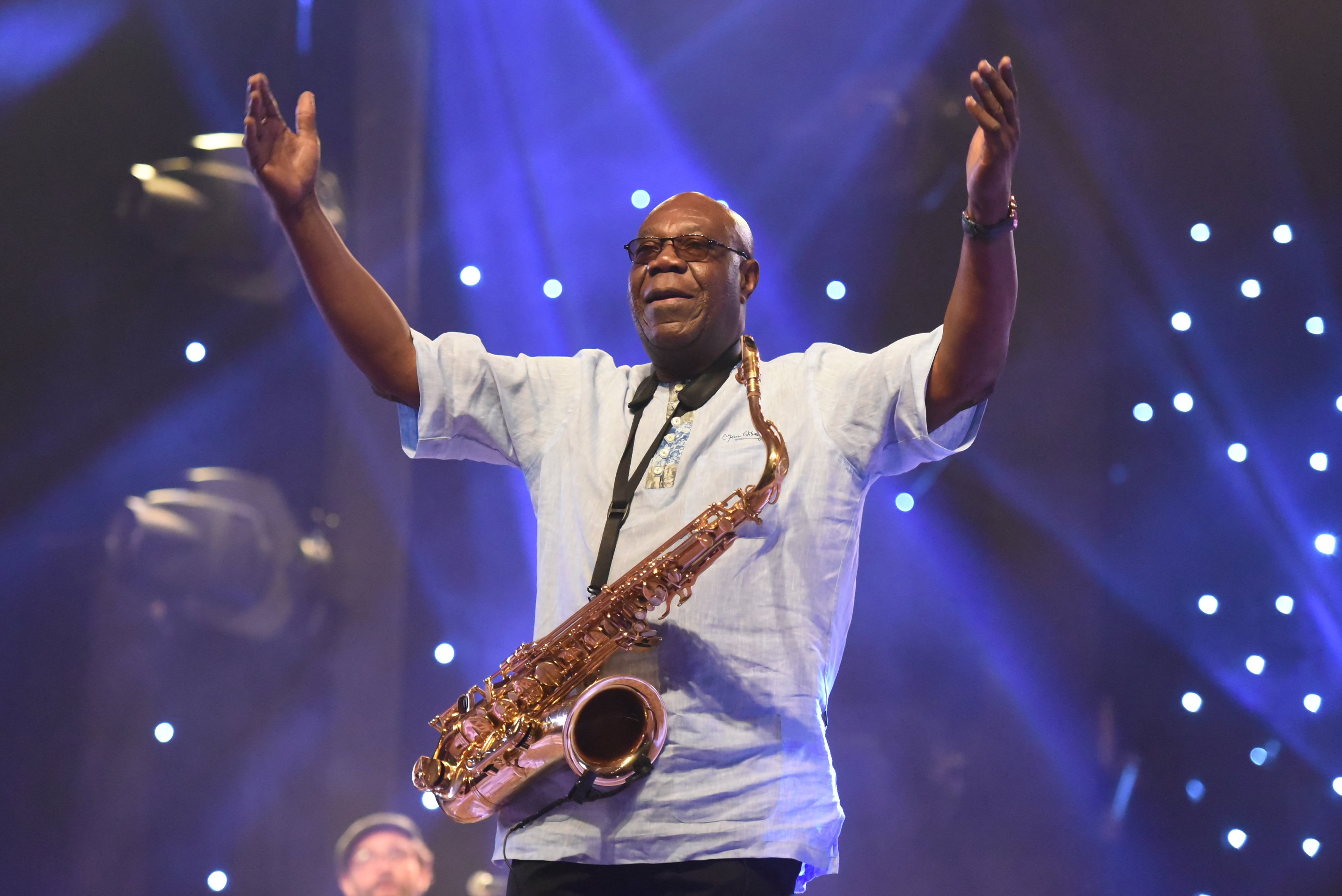 Emmanuel N'Djoke Dibango, dit Manu Dibango, lors de son concert du 29 juin 2018 à l'hôtel Ivory Abidjan. | Photo : Getty Images