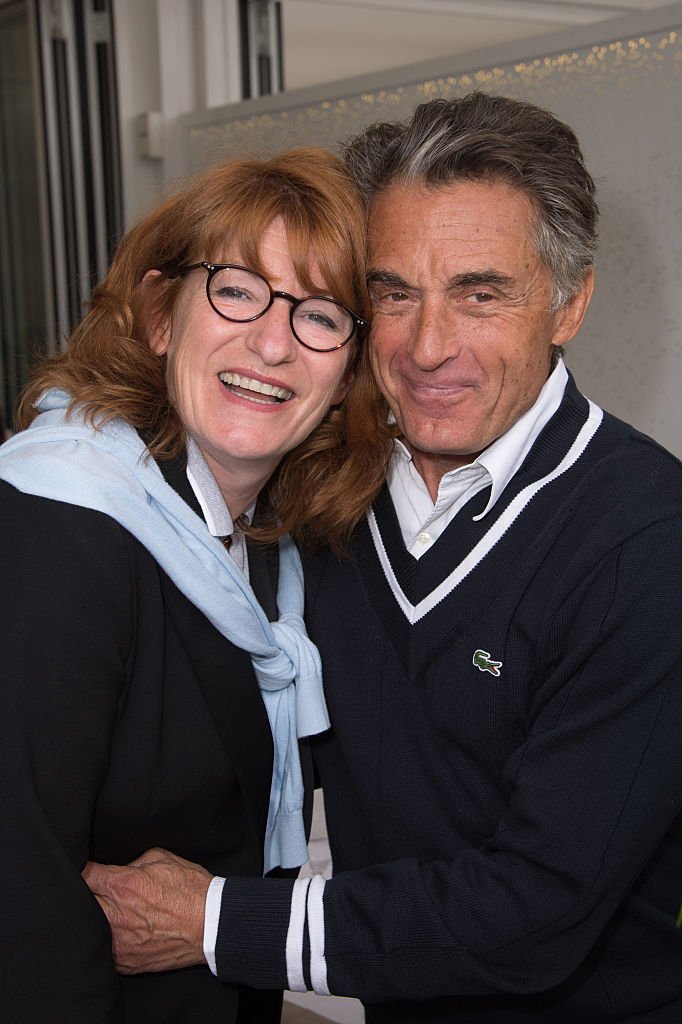 Muriel Mayette et Gerard Holtz assistent à l'Open de France de tennis de Roland Garros 2015. | Photo : Getty Images Muriel Mayette et Gerard Holtz assistent à l'Open de France de tennis de Roland Garros 2015. | Photo : Getty Images