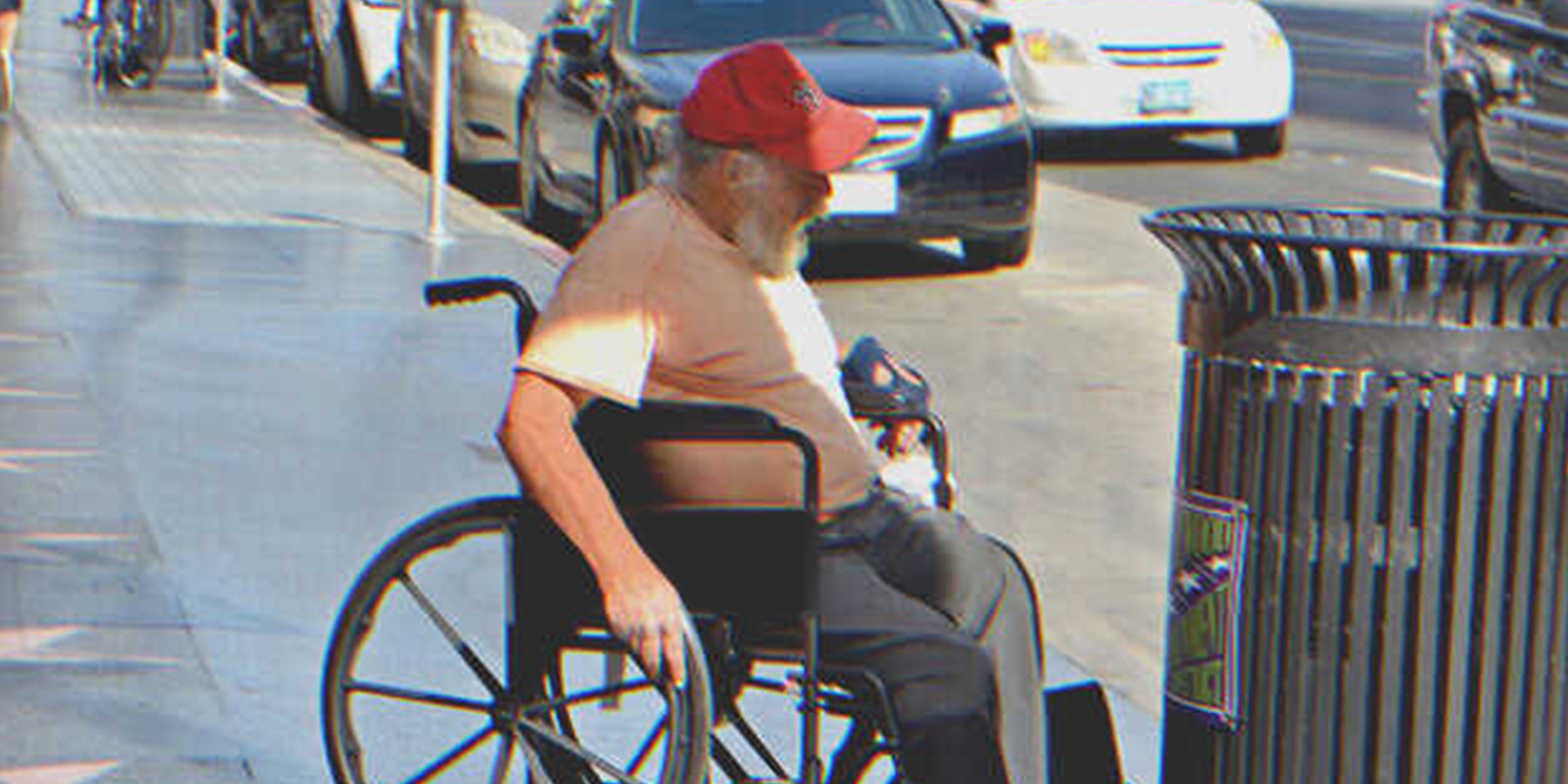 Un vieil homme en fauteuil roulant | Shutterstock   