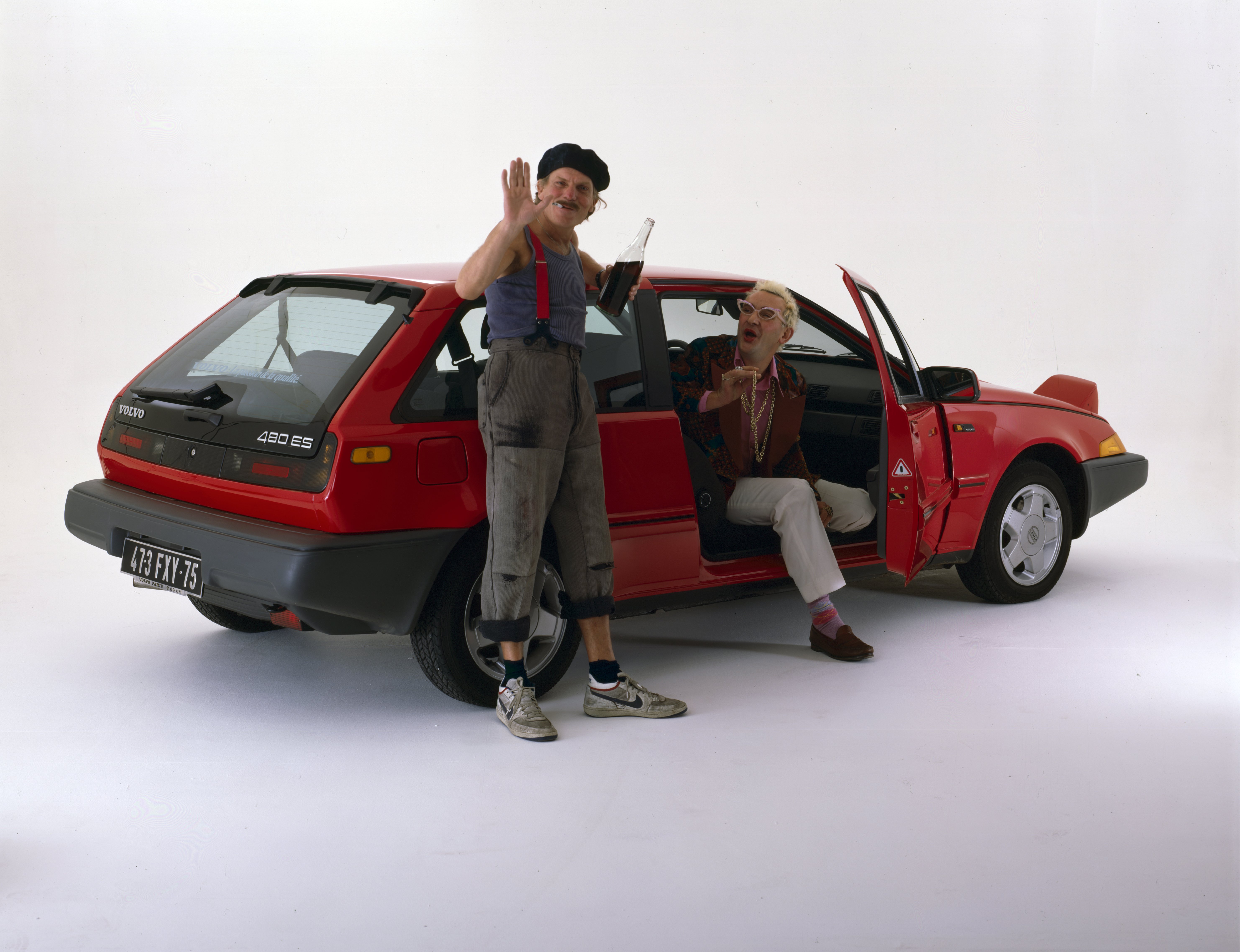 En France, en octobre 1986, à l'occasion du salon de l'auto, les membres de l'émission COCORICOCOBOY, posant avec la voiture VOLVO 480 ES, le personnage de Pignard, un français moyen, et Rita BRANTALOU, acteur, chanteur, en Michou Bidou, en studio. | Photo : Getty Images
