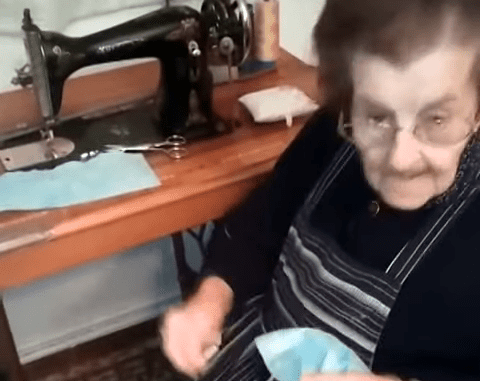 Filomena cosiendo una de las mascarillas. │Foto: YouTube / La Vanguardia