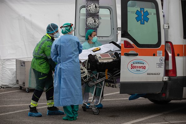  Medical personnel transport the first patient affected by COVID-19 to an ICU tent a Samaritan's Purse Emergency Field Hospital on March 20, 2020 in Cremona, near Milan, Italy | Photo: Getty Images