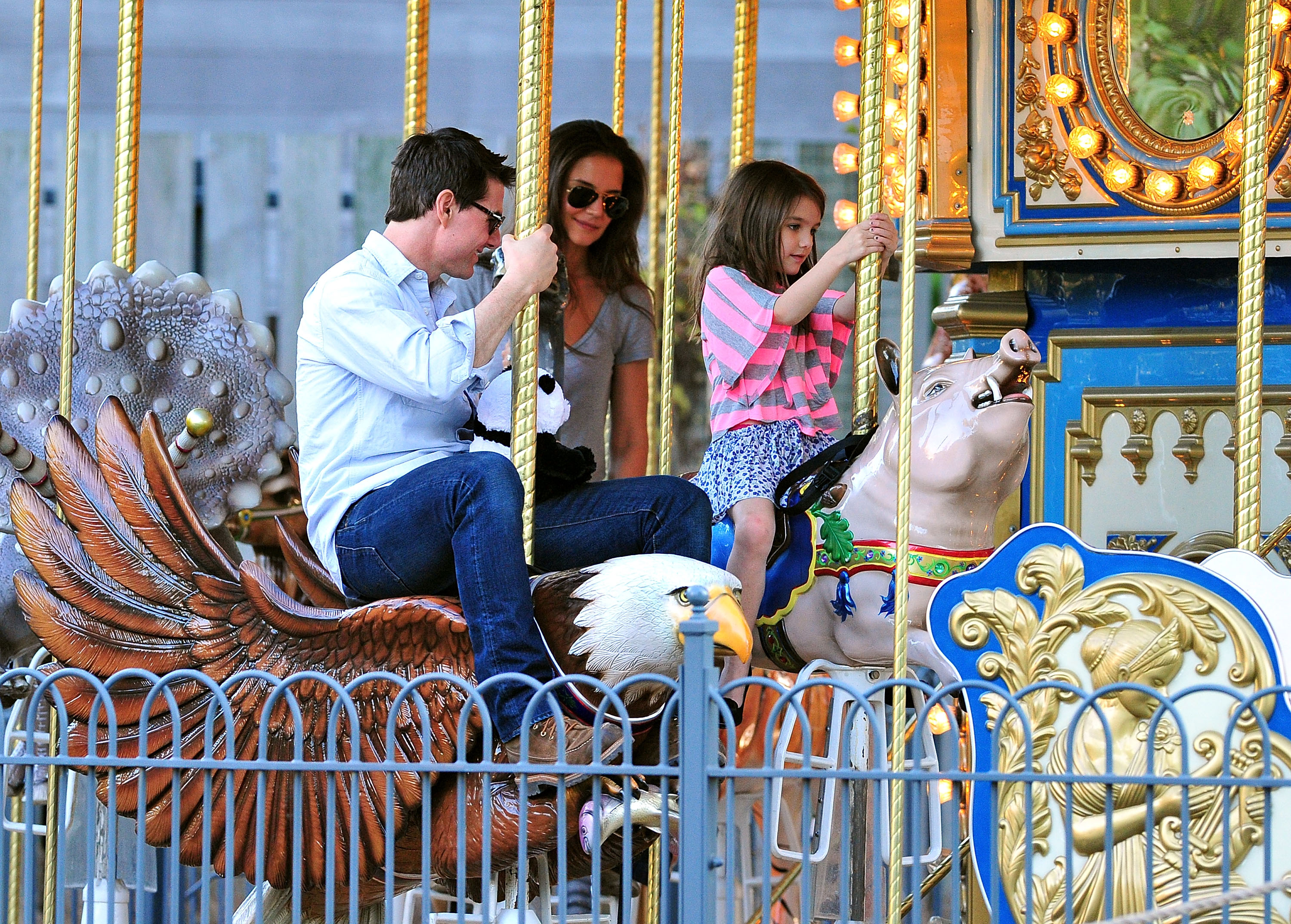 Tom Cruise, Katie Holmes, and Suri Cruise visit Schenley Plaza's carousel in Pittsburgh, Pennsylvania, on October 8, 2011. | Source: Getty Images