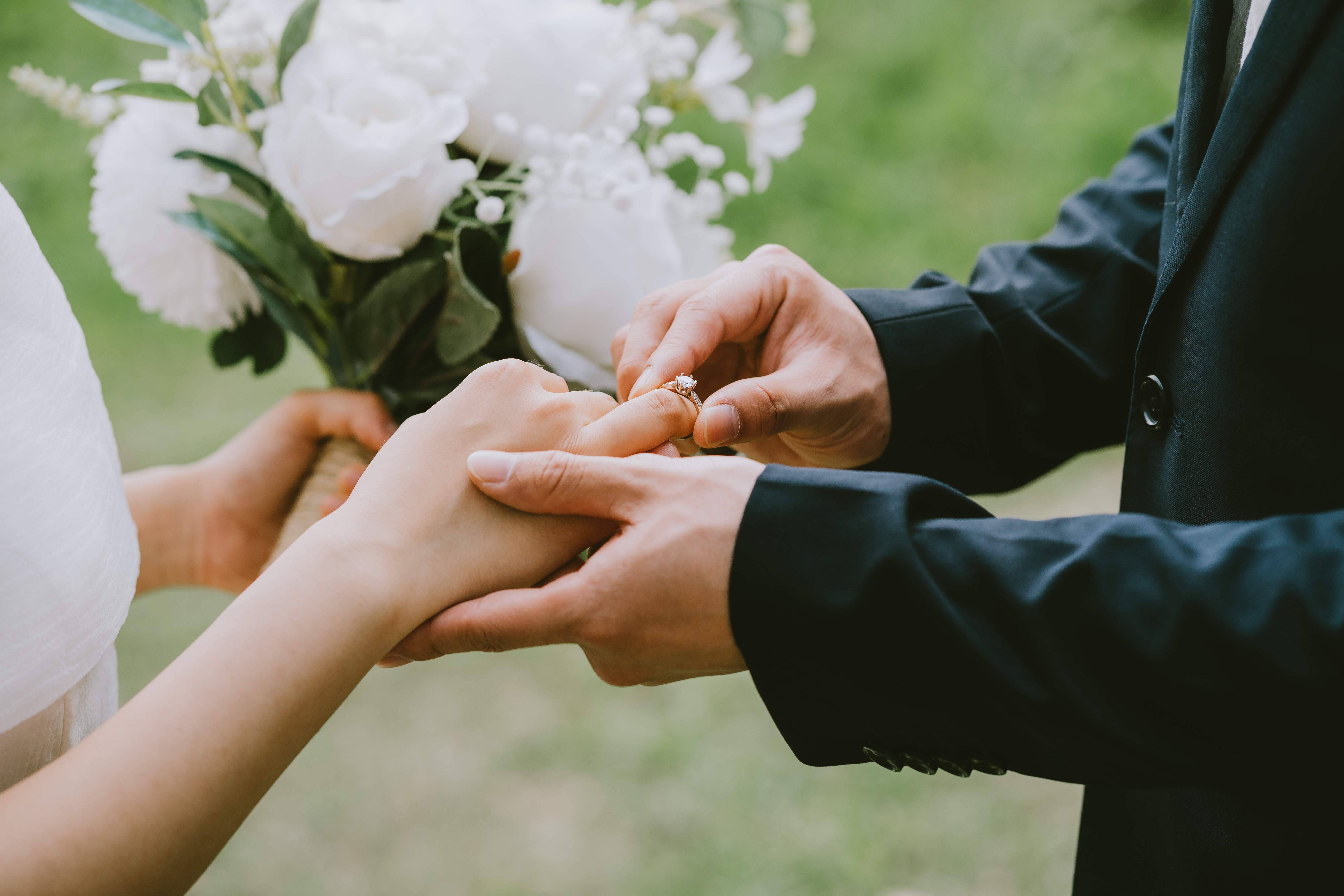 Man putting a ring on his fiancée’s finger | Source: Shutterstock
