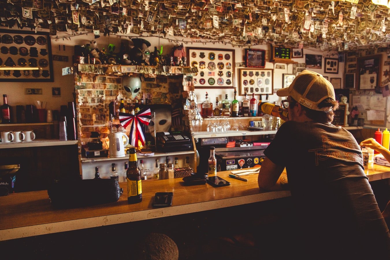 A man drinking in a bar. | Photo: Unsplash/Dustin Belt