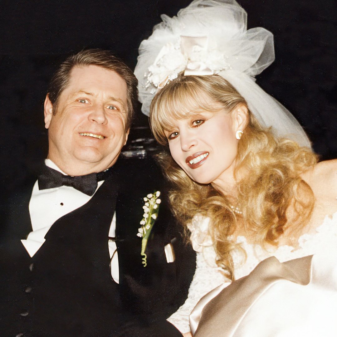 Brian and Melinda Wilson on their wedding day in 1995 from a post dated February 6, 2025. | Source: Instagram/brianwilsonlive