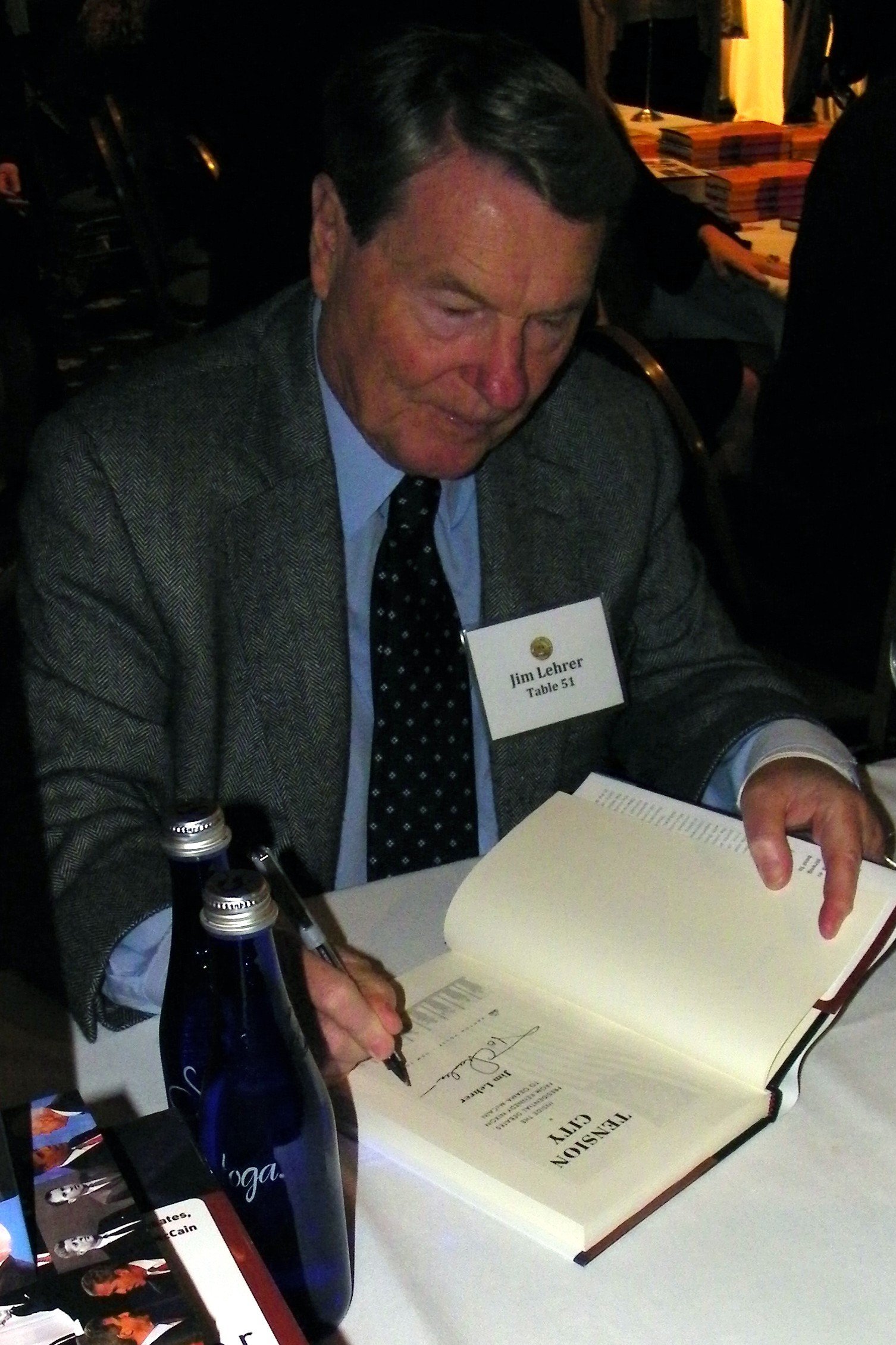 Jim Lehrer signing copies of his book at the National Press Club Book Fair in 2011 | Photo: Alan Kotok/Wikipedia
