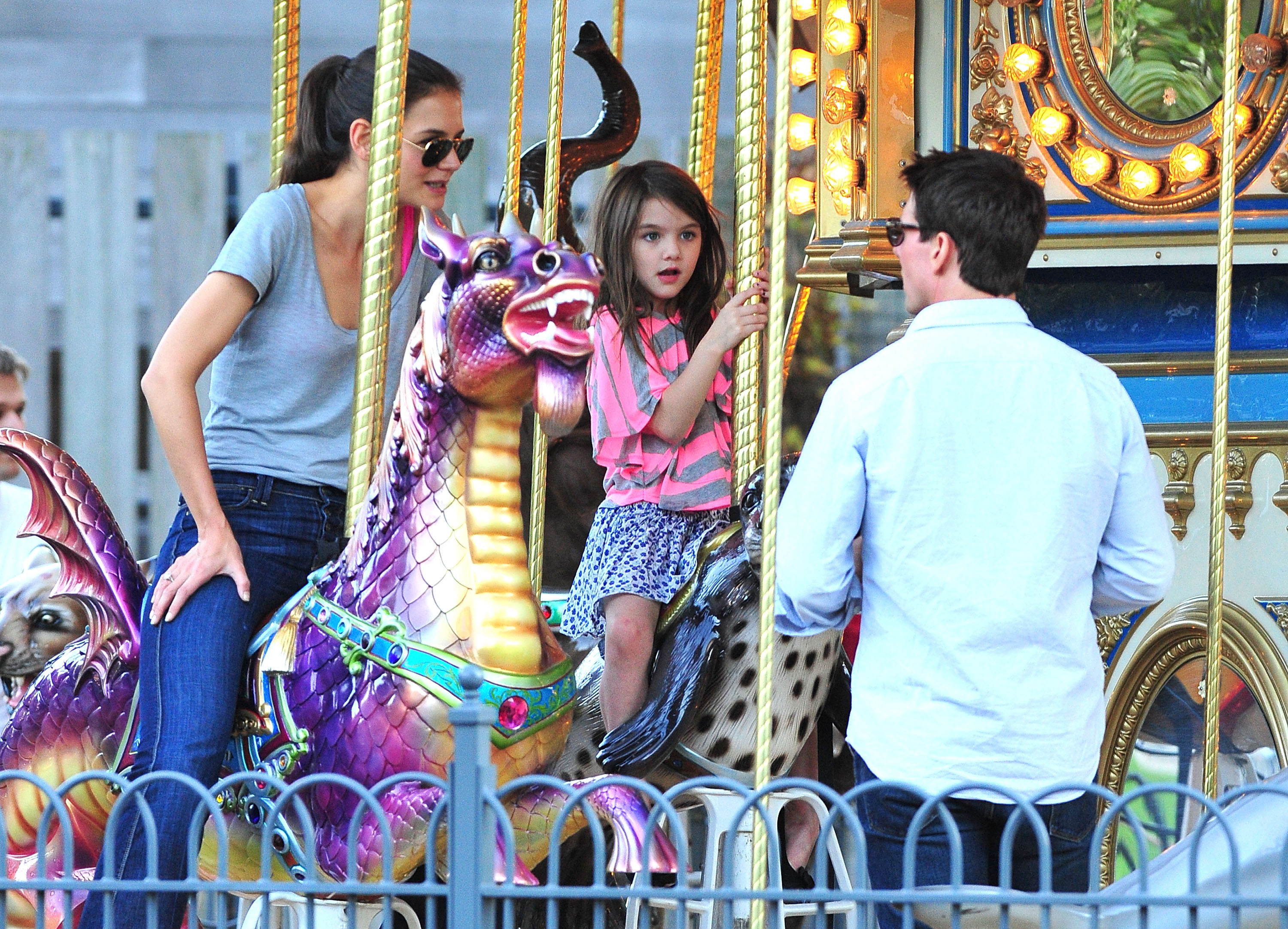 Katie Holmes, Suri Cruise, and Tom Cruise visit Schenley Plaza's carousel in Pittsburgh, Pennsylvania, on October 8, 2011. | Source: Getty Images