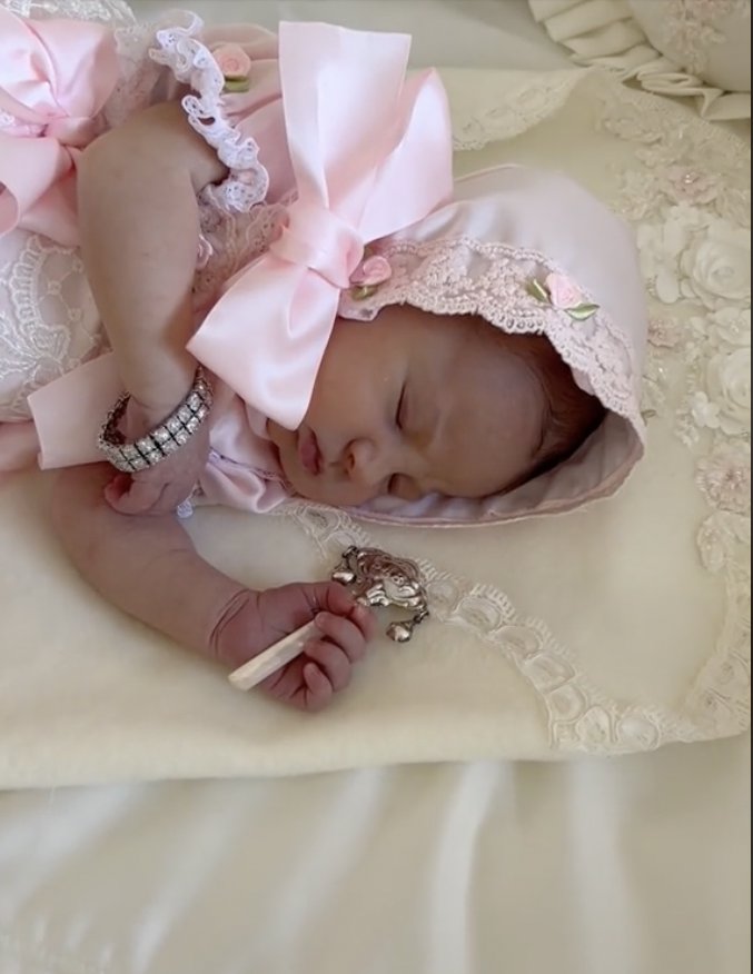 Queenianna asleep in her crib seen in a TikTok video dated October 18, 2023 | Source: tiktok.com/@florentinahoward1