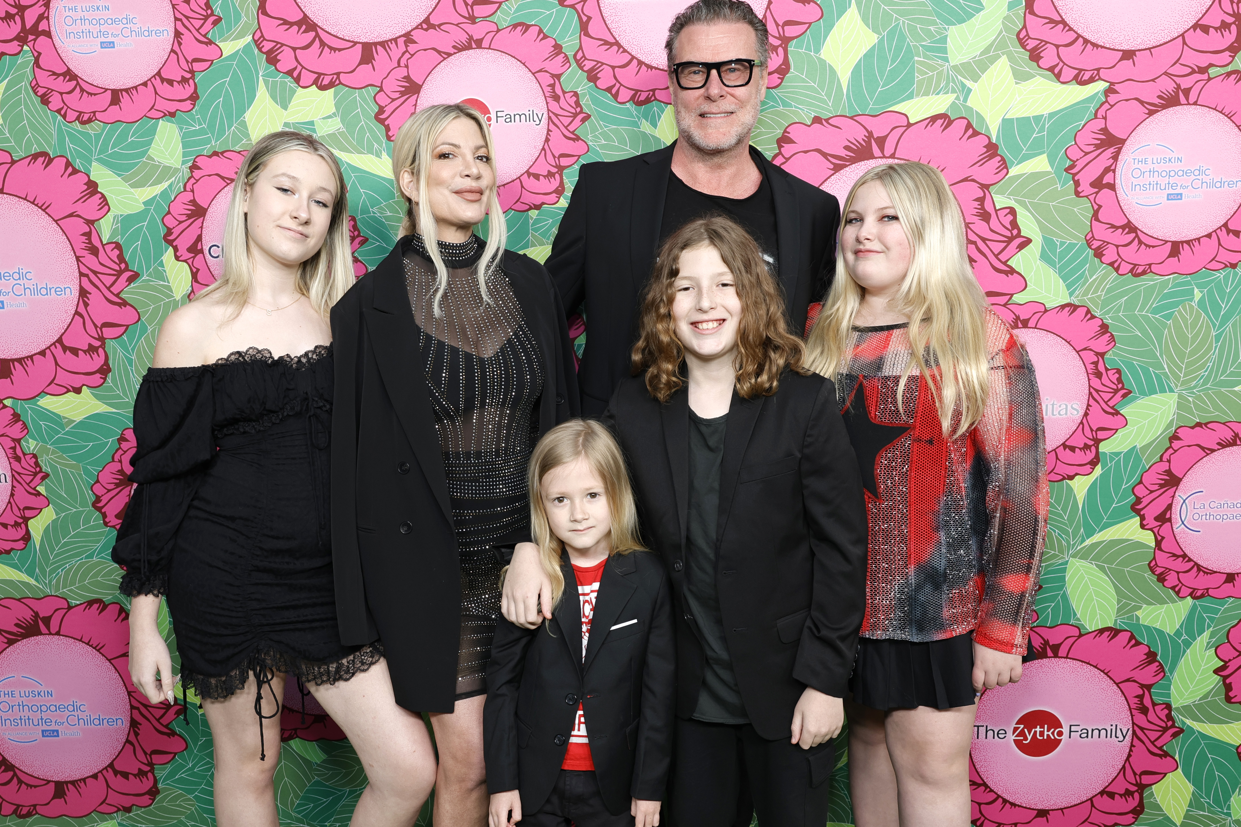 (L-R) Stella Spelling, Tori Spelling, Beau Spelling, Dean McDermott, Finn Spelling, and Hattie Spelling at the Luskin Orthopaedic Institute for Children, Stand for Kids Gala at Universal Studios Hollywood on June 10, 2023 in Universal City, California | Source: Getty Images