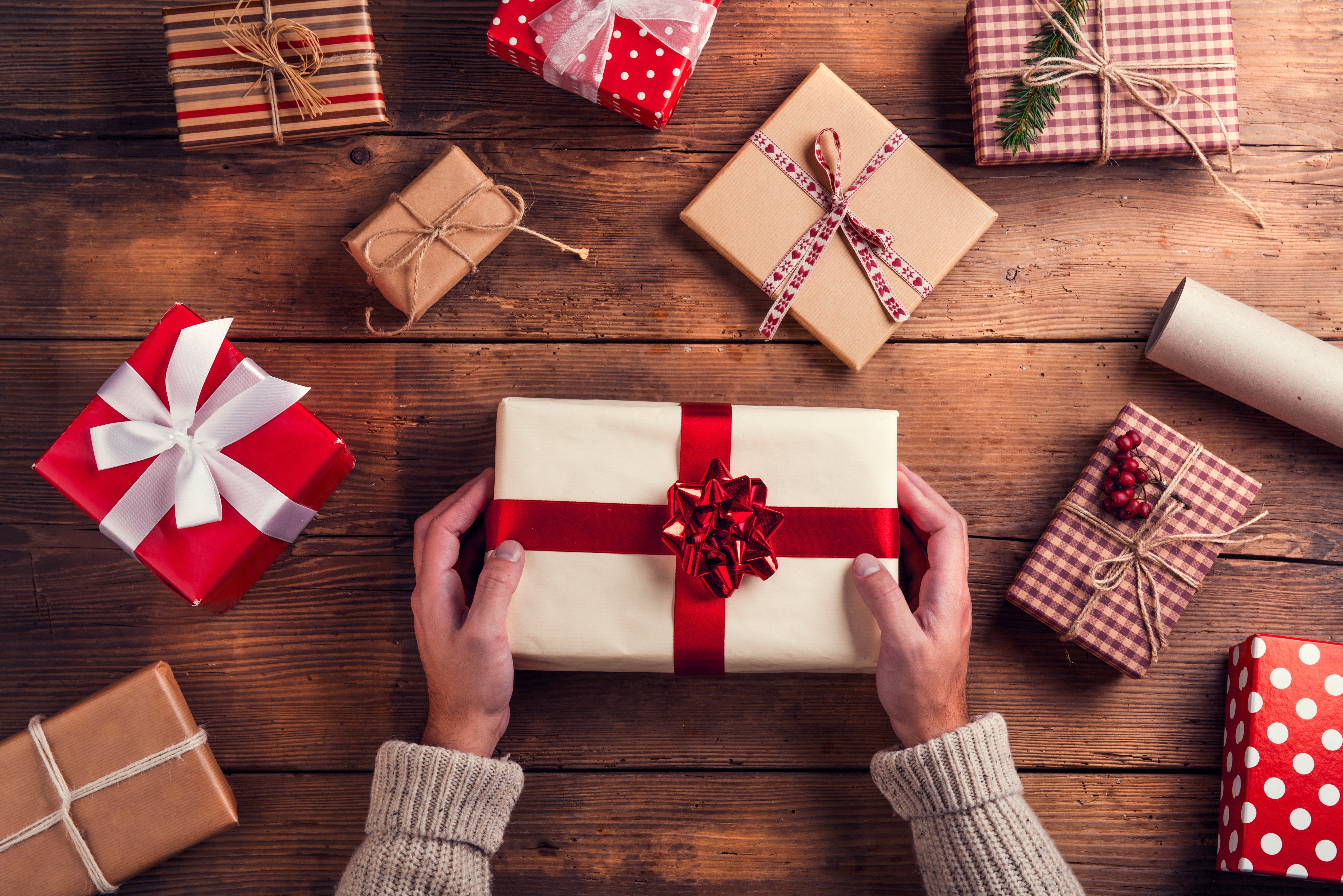 Man holding christmas gift box | Photo: Shutterstock