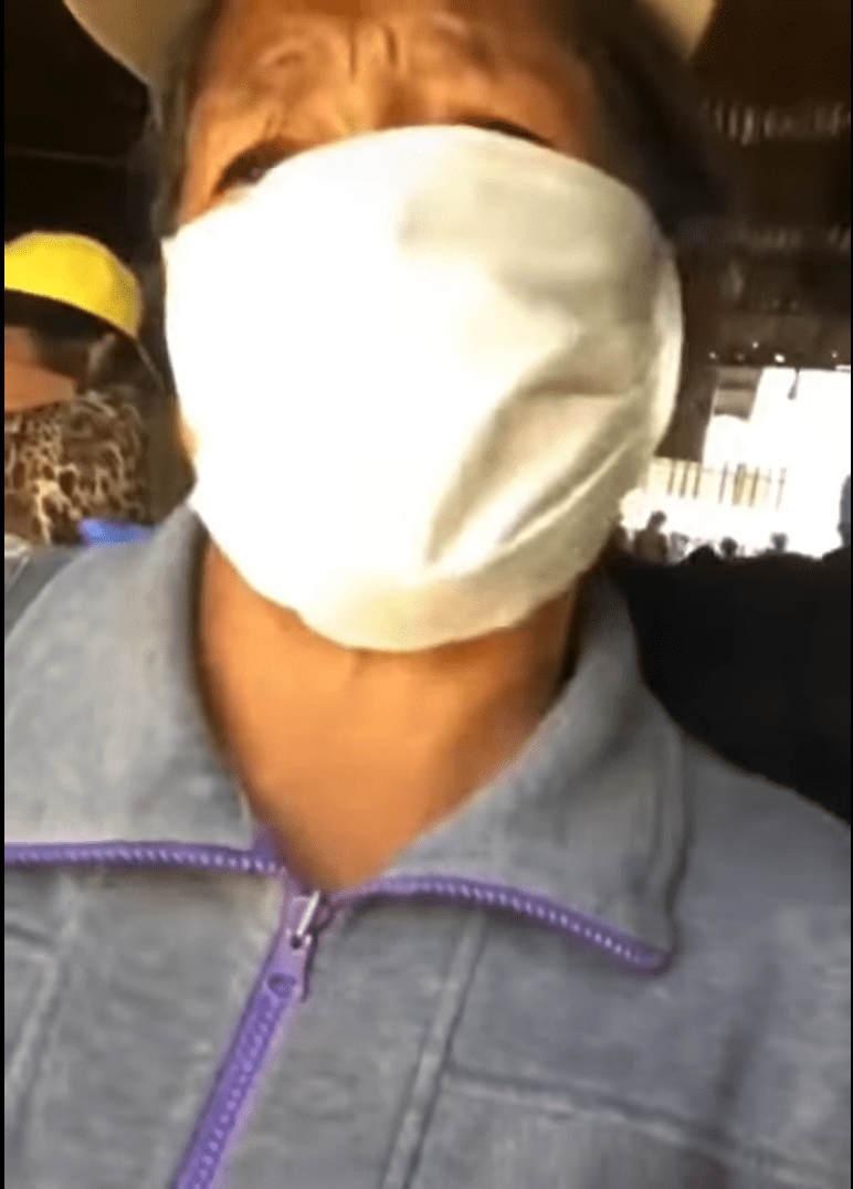 Una anciana con tapabocas se lamenta en el mercado. | Foto: Youtube/Infórmate Perú