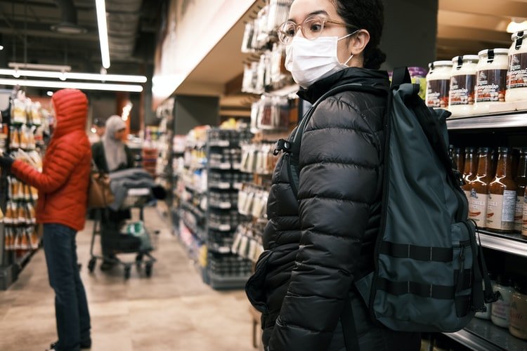 Des gens aux supermarchés. | Photo : Unsplash