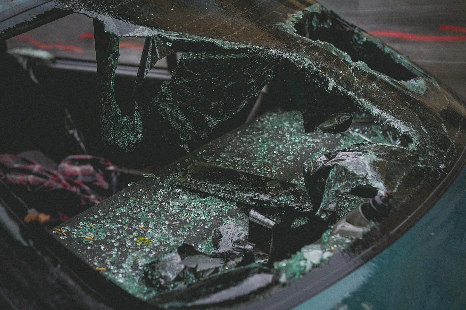 A broken windshield of a car | Source: Pexels