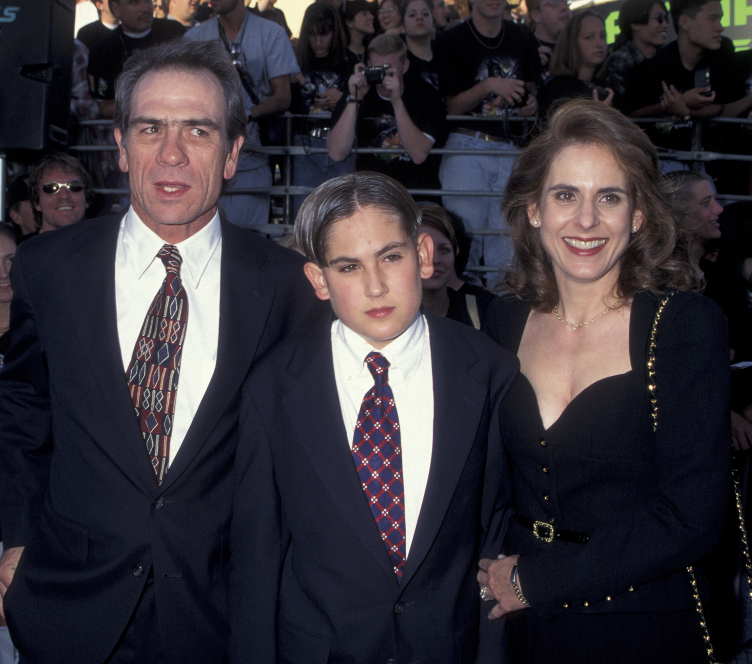 Tommy Lee Jones, Kimberlea Jones and son Austin Jones attend the world premiere of "Batman Forever" on June 9, 1995 in Westwood, California. | Source: Getty Images