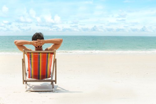 Un homme qui se détend à la plage | Photo : Shutterstock Un homme qui se détend à la plage | Photo : Shutterstock