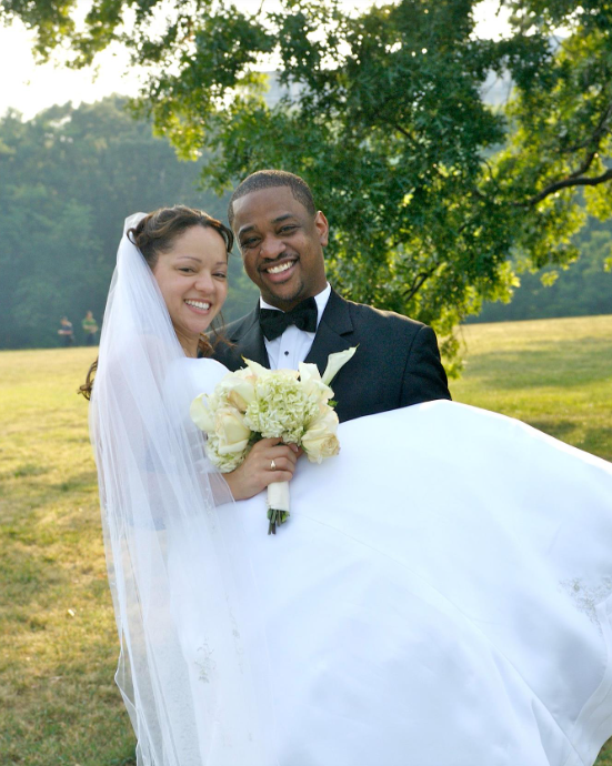 Justin Fairfax holds Cerina Fairfax as they pose with her bouquet following their wedding in June 2006 | Source: Facebook/justin.fairfax.2025